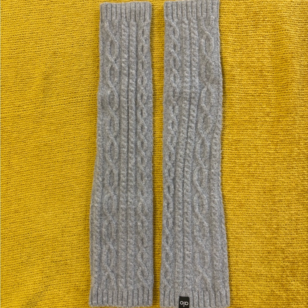 Gray Cable Knit Arm Warmers Alo